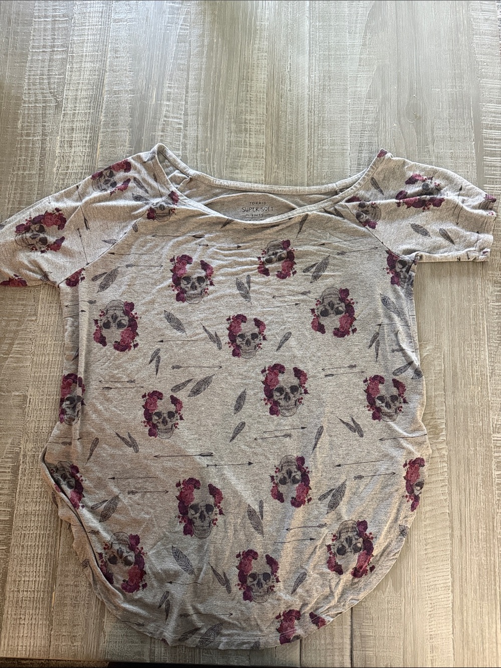 torrid Light Gray Short Sleeve Tee with Purple Floral Skull Print